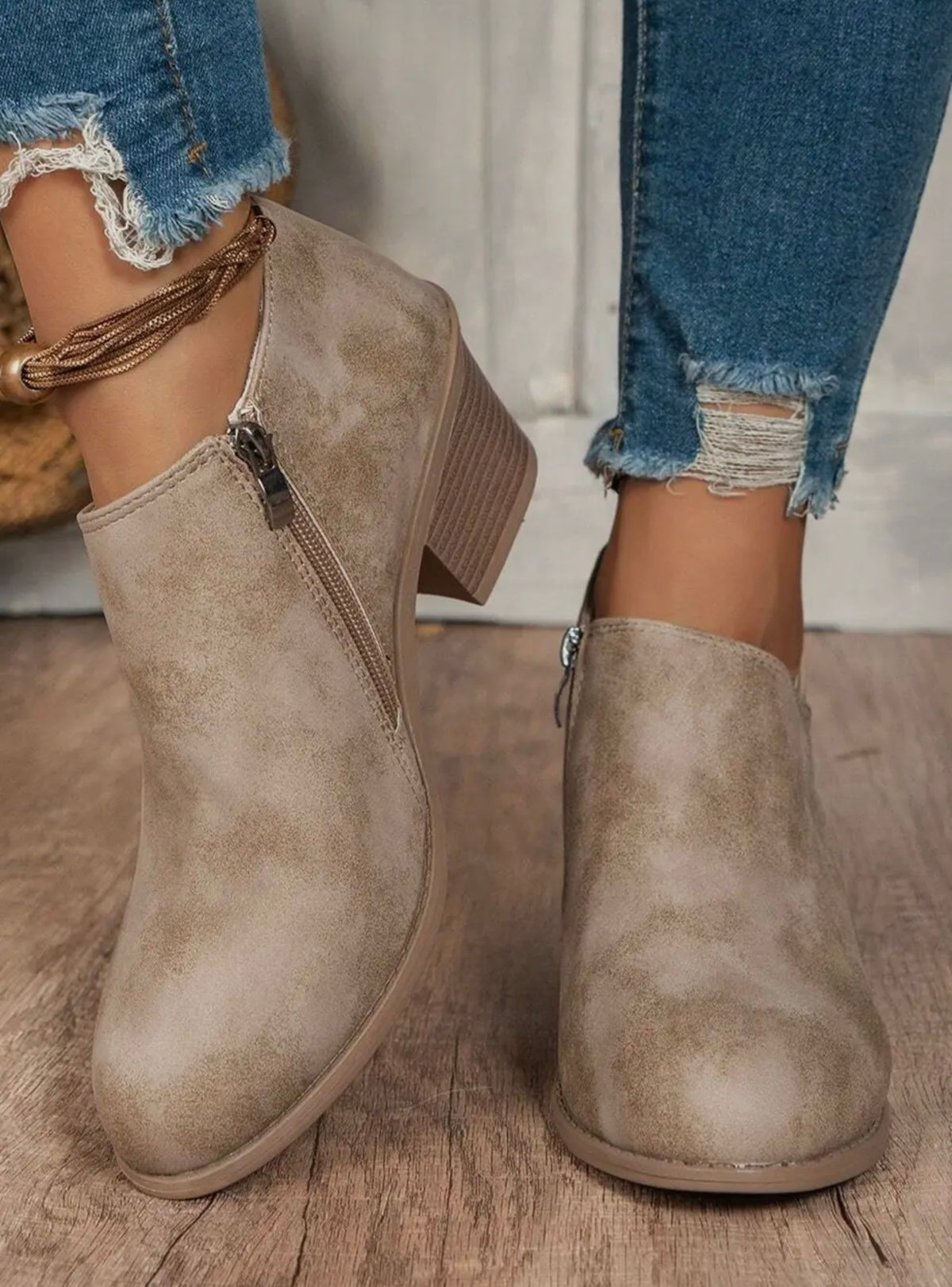 SU25 Tulip Opening Suede Ankle Boots