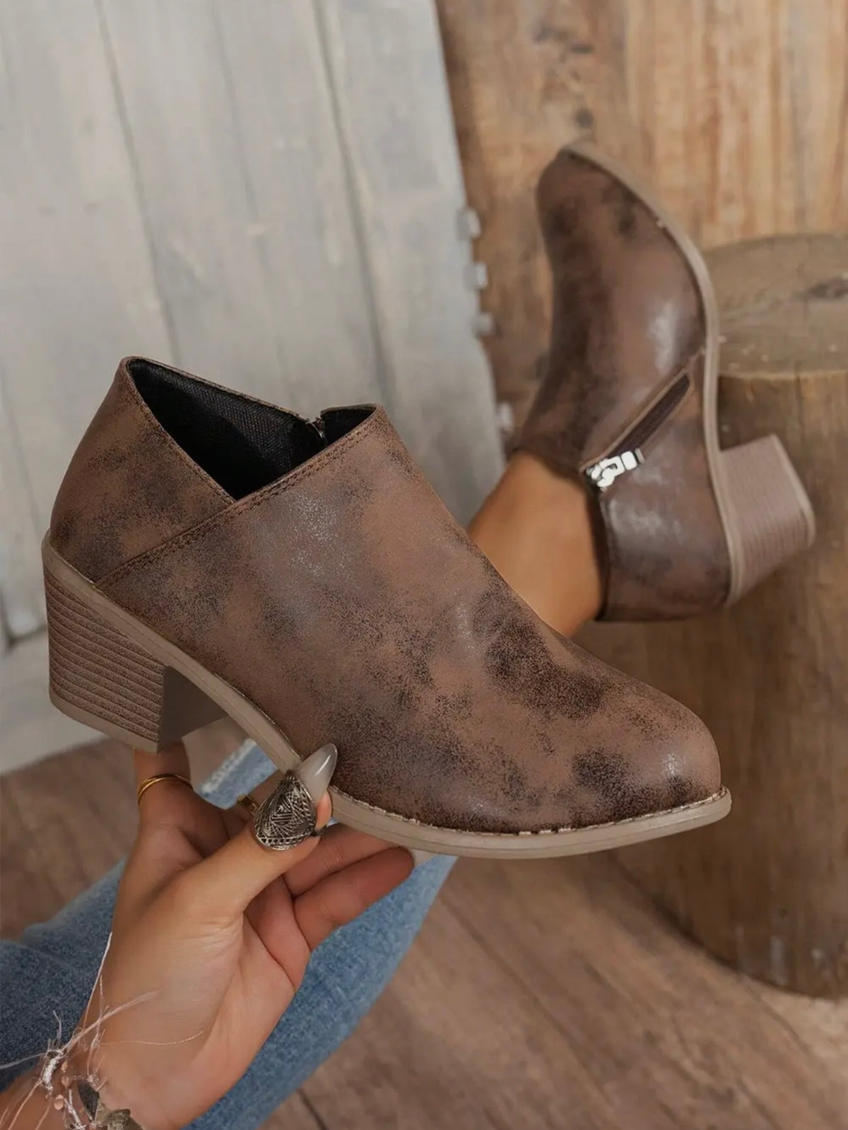 SU25 Tulip Opening Suede Ankle Boots